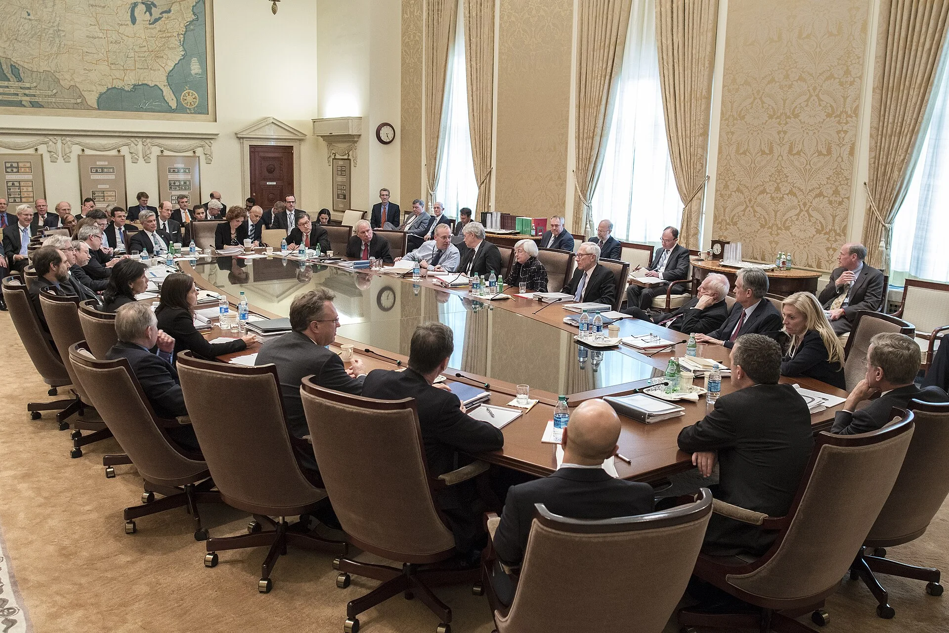 Junta del Comité Federal de Mercado Abierto en la sala de juntas de la Fed